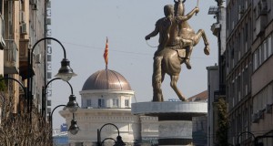 Кондоминас во притвор, Офицерскиот дом се гради