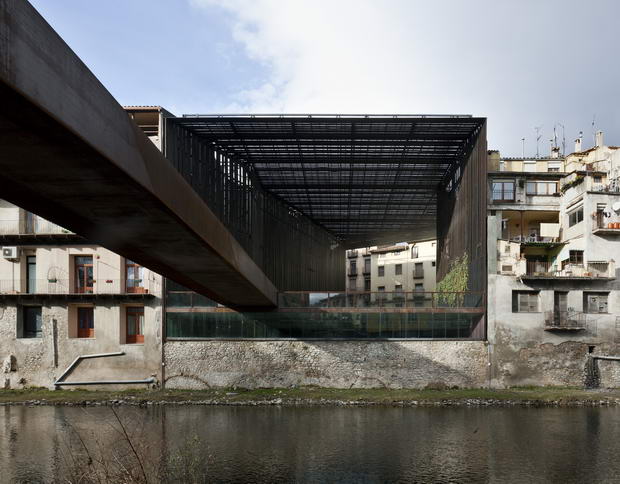 520af68de8e44e28fb000054_public-space-teatro-la-lira-rcr-arquitectes_1234-c