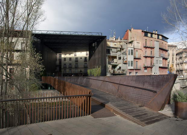 520af690e8e44e1416000058_public-space-teatro-la-lira-rcr-arquitectes_1234-d