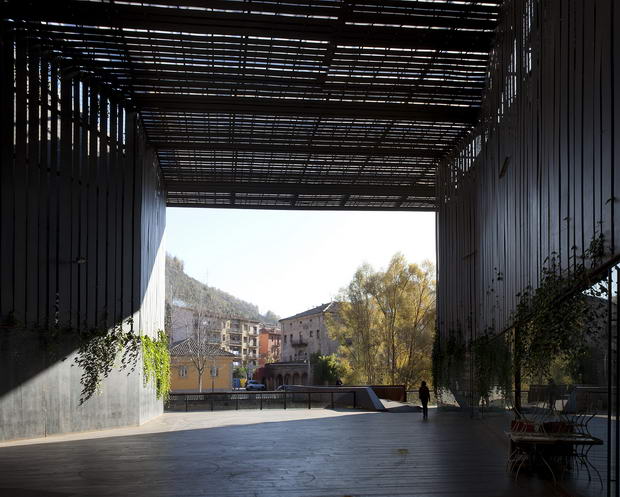 520af6bee8e44e28fb000055_public-space-teatro-la-lira-rcr-arquitectes_1234-f