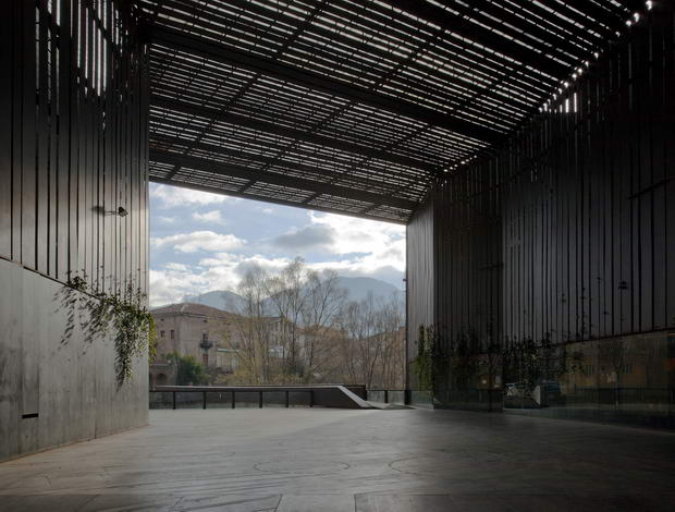 520af6d7e8e44e1416000059_public-space-teatro-la-lira-rcr-arquitectes_1234-e
