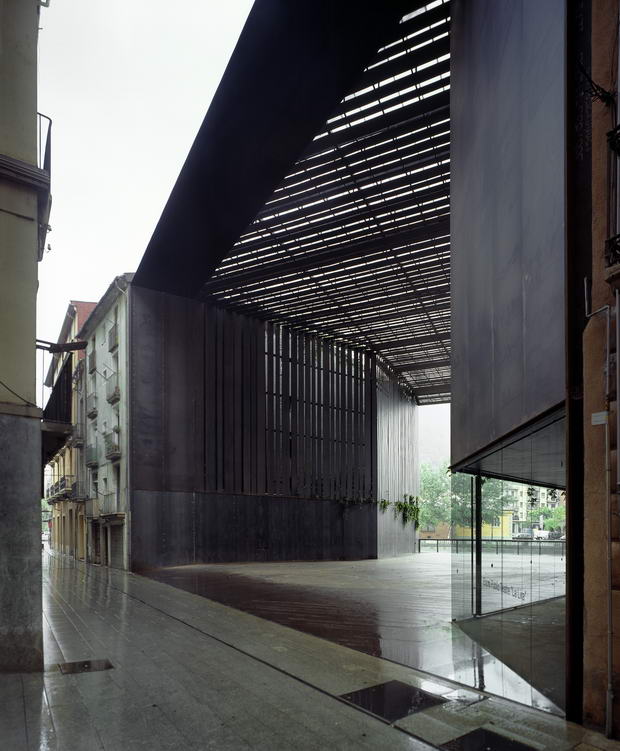 520af709e8e44e141600005a_public-space-teatro-la-lira-rcr-arquitectes_1234-g