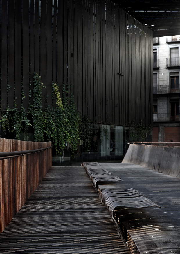 520af721e8e44e28fb000056_public-space-teatro-la-lira-rcr-arquitectes_1234-i