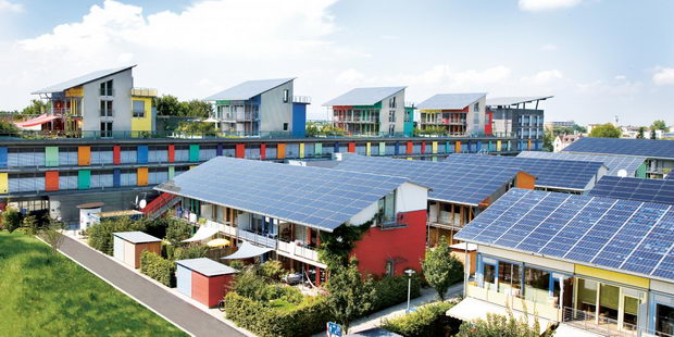 Solarsiedlung_im_Hintergrund_das_Sonnenschiff1-1300x650