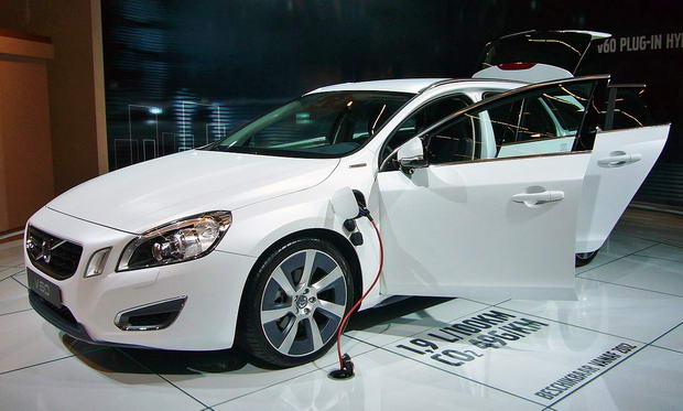 Volvo_V60_Plug-in_Hybrid_(front_quarter_2)
