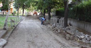 Поплочување на патеките кај градинката „Лале“