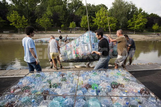 1406131596-the-biggest-plastic-bottle-bridge-in-the-world_5344919