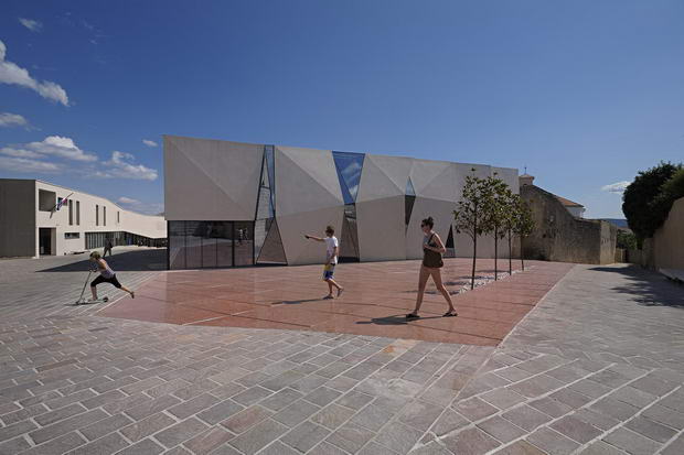 52a7bc3ce8e44ec623000204_sports-hall-and-public-square-in-krk-turato-architects_2-sports_hall_and_square_in_krk_-_photo_by__sandro_lendler