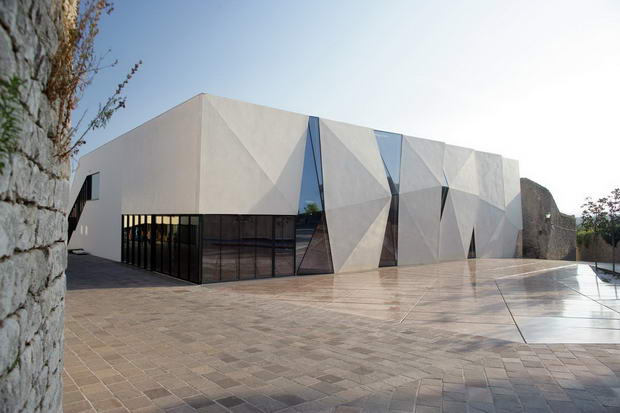 52a7bc79e8e44ec623000206_sports-hall-and-public-square-in-krk-turato-architects_4-sports_hall_and_square_in_krk_-_photo_by_domagoj_blazevic