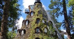Магичен хотел од камен обвиткан во билки