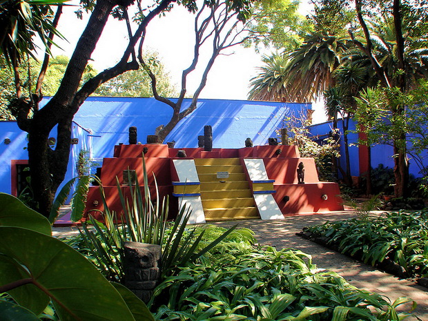 Museo_Frida_Kahlo_Museum_Blue_House_Casa_Azul_Pyramid_resize