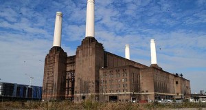 Демонтирање на оџаците на историската централа Battersea Power Station во Лондон