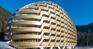 Златна брановидна фасада на нов хотел во Швајцарија