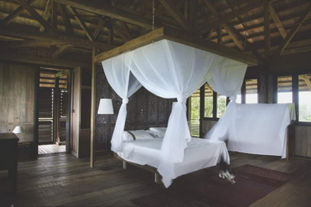 223_The-Spellbinding-Tropical-House-Made-From-Reclaimed-Telegraph-Poles_0-f