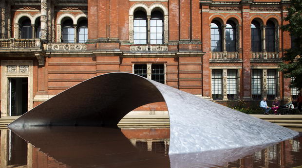 54135540c07a8016d100003c_zaha-hadid-installs-ultra-thin-shell-structure-at-london-s-v-a_02_crest_photo_by_luke_hayes