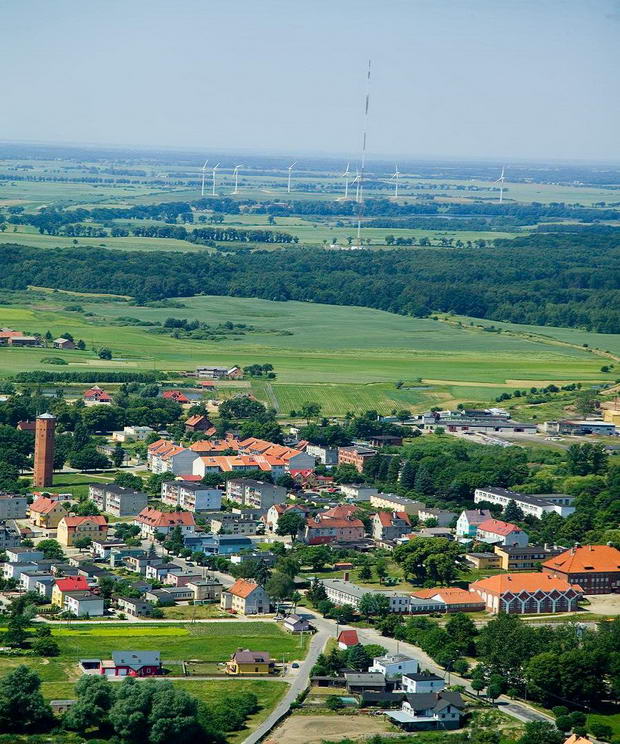 fot.39. panorama miasta kisielice-w centrum widoczna wieża ciśnień, w tle farma elektrowni wiatrowych
