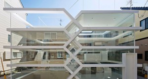 Куќа во Јапонија со комплетно транспарентни фасади