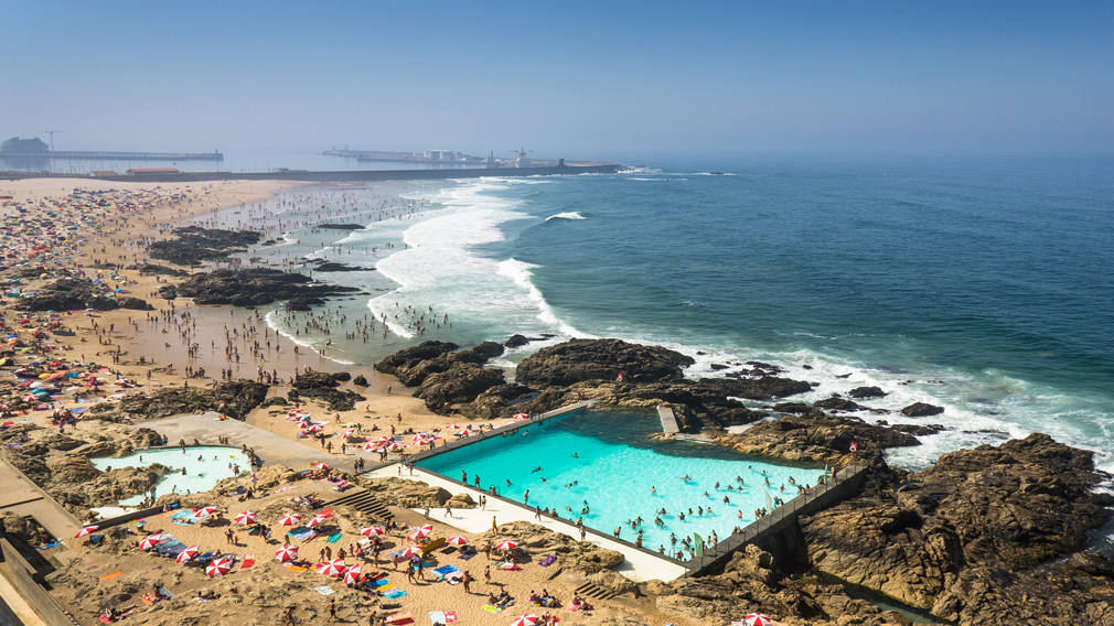 Категорија Чувство на место(второнаграден): Outdoor swimming pool, Leca de Palmeira, Portugal (Photographer: Joao Morgado, architect: Alvaro Siza Vieira)