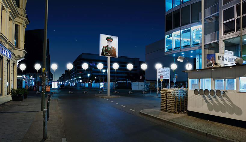 glowing-balloons-divide-berlin-25-years-fall-of-the-wall-08