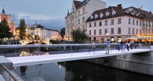 Транспарентен пешачки мост во Љубљана