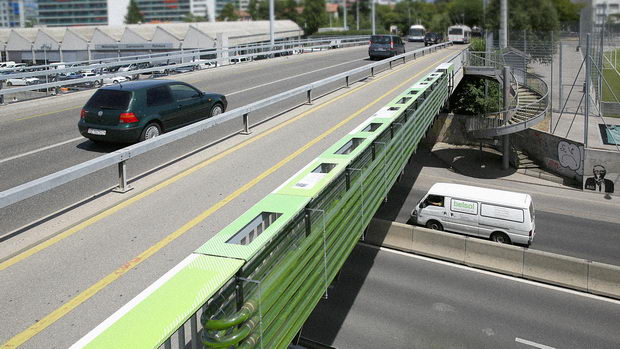3038134-poster-p-1-an-algae-farm-designed-to-suck-up-highway-pollution