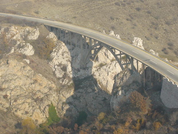 Avionska snimka na most B 64