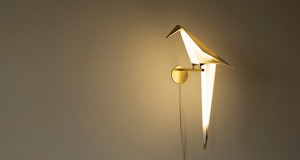Игрива интерактивна светилка во форма на апстрактна птица