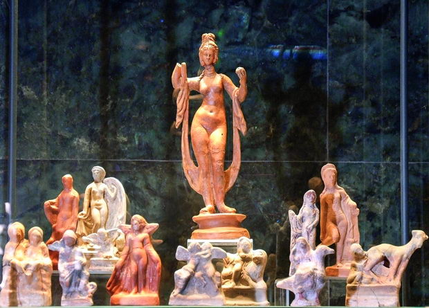 Tancerka, terakotna figura od Isar Marvinci