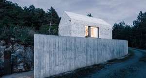 Компактна карстна куќа во Словенија од „Деклава Грегориќ Архитекти“