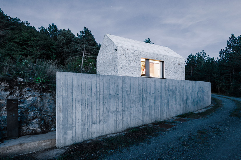 dekleva-gregoric-arhitekti-compact-karst-house-00