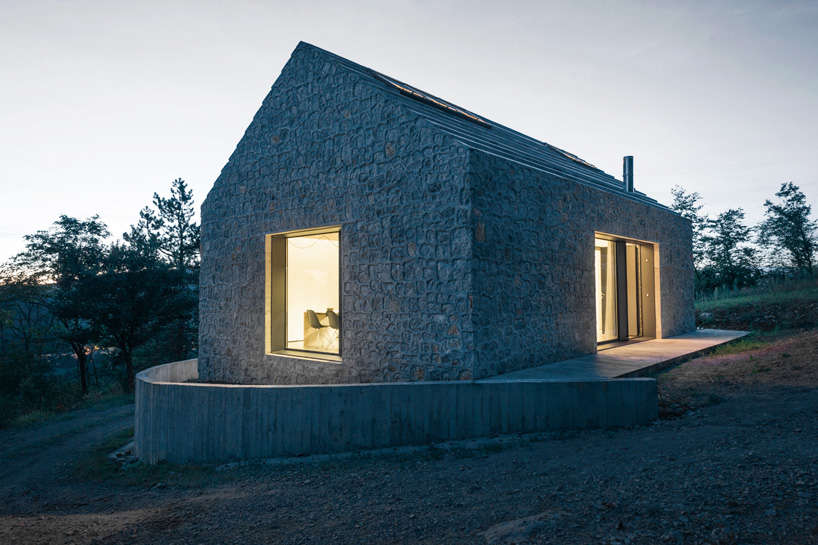 dekleva-gregoric-arhitekti-compact-karst-house-01