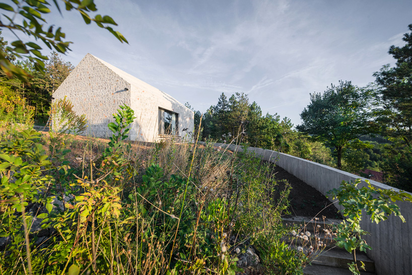 dekleva-gregoric-arhitekti-compact-karst-house-02
