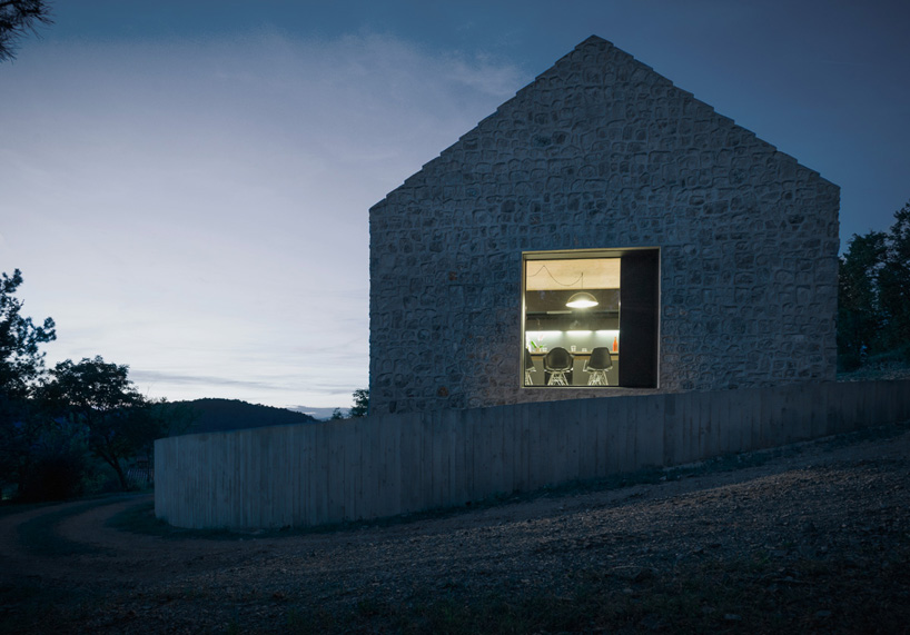 dekleva-gregoric-arhitekti-compact-karst-house-10