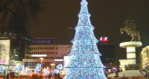 Поставување на новогодишната елка на скопскиот плоштад