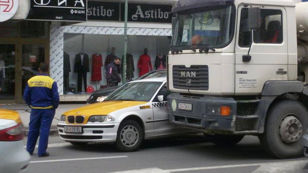 kamion-se-zabi-vo-taksi-205027