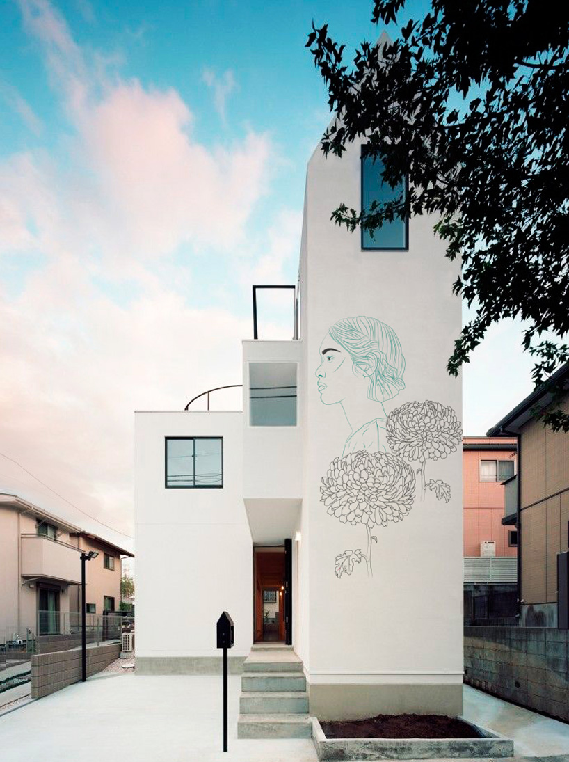 maria-umievskaya-sketches-onto-japanese-house-facades-05