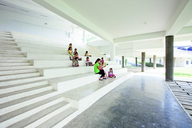 5462496ce58ece4d99000045_farming-kindergarten-vo-trong-nghia-architects_14_central_staircase