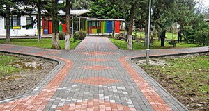 Поплочени приодните патеки во градинката „Искра“