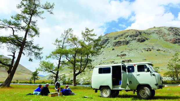 mongolia-altai-peaks-lake-khoton-picnic-lunch-break-russian-car-river-ulgi-kazakh-thegeneralist