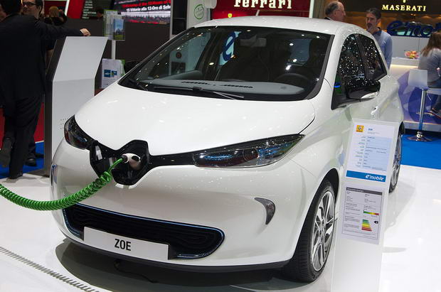 elektromobil Geneva_MotorShow_2013_-_Renault_Zoe_charging