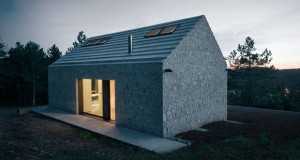 Компактна камена куќа