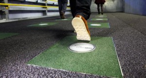 Кинетички плочи од компанијата „Pavegen“ за производство на електрична енергија