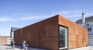 Новата ʼрѓосана фасада на градската библиотека во Бриж