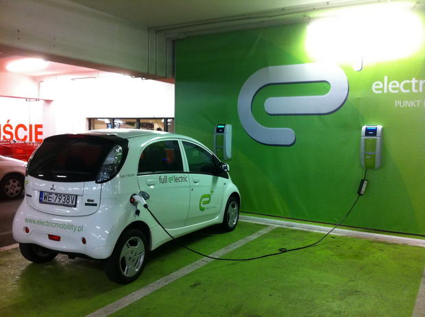 Full electric recharging at a shopping center garage 1