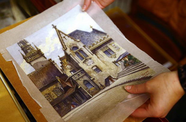 Employee puts away watercolour by Hitler at auction house in Nuremberg