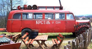 Враќање на легендарниот автобус од филмот „Кој тоа таму пее“