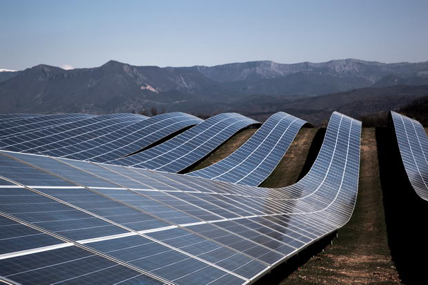 Solarparks mit höchster Wirtschaftlichkeit planen / Planning extremely cost-effective solar parks