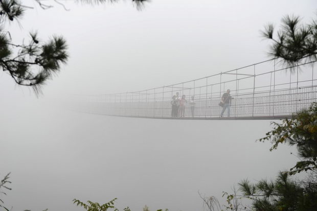 glass-bottomed-bridge-pingjiang-county-12