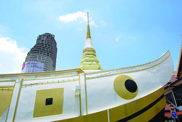 budistichki hram so Sathorn Unique vo pozadina