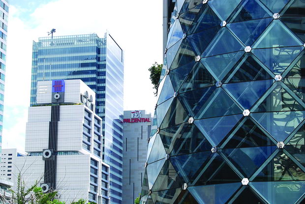 sathorn ploshtad so oblakoder robot vo pozadina